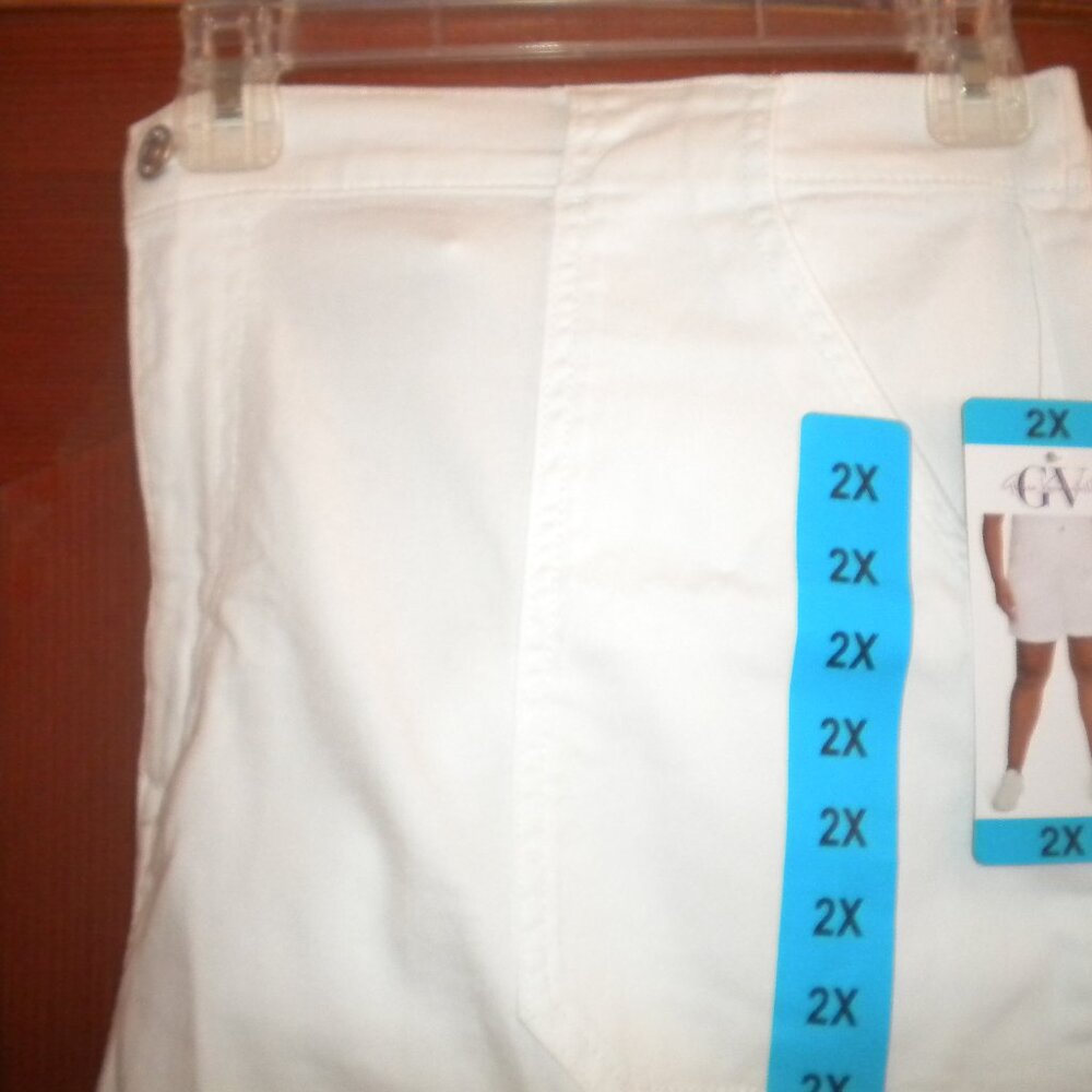 Gloria Vanderbilt Women's Plus Size 2X White Utility Shorts NWT - Picture 3 of 4